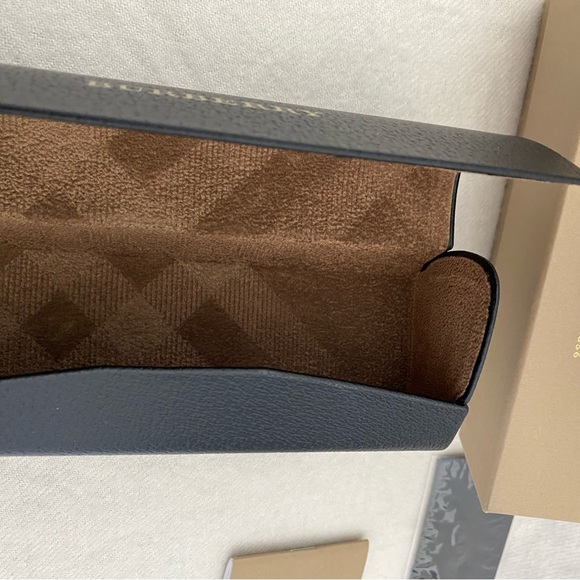 Burberry Sunglasses case - Picture 2 of 4